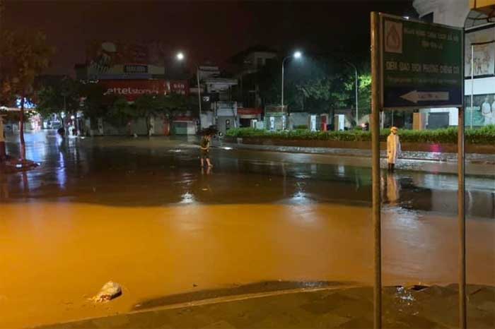 Cả đêm mưa lớn nhiều tuyến đường ở Sơn La ngập sâu -1