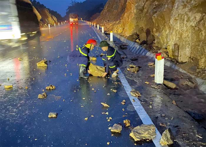 Cả đêm mưa lớn nhiều tuyến đường ở Sơn La ngập sâu -0