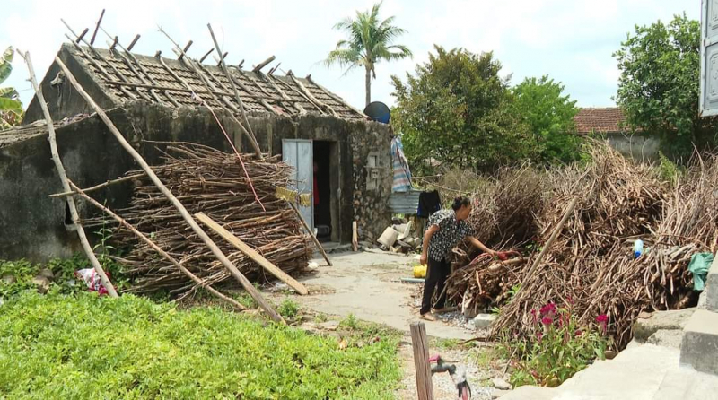 Trưởng Công an xã tặng điện thoại cho người phụ nữ nghèo để kích hoạt tài khoản định danh điện tử -0