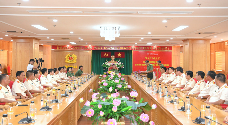 Lan toả tinh thần thi đua tích cực, nhân lên hàng trăm, hàng nghìn điển hình tiên tiến khác -0