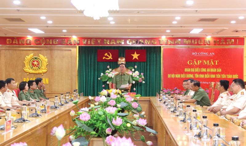 Lan toả tinh thần thi đua tích cực, nhân lên hàng trăm, hàng nghìn điển hình tiên tiến khác -1