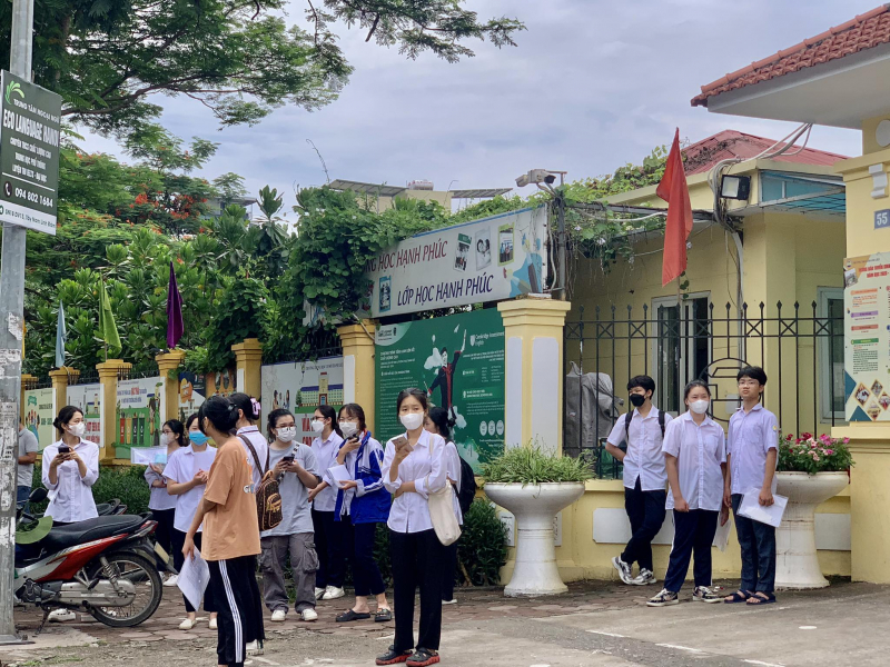 Thí sinh hào hứng vì đề thi môn Ngữ văn vừa sức -0