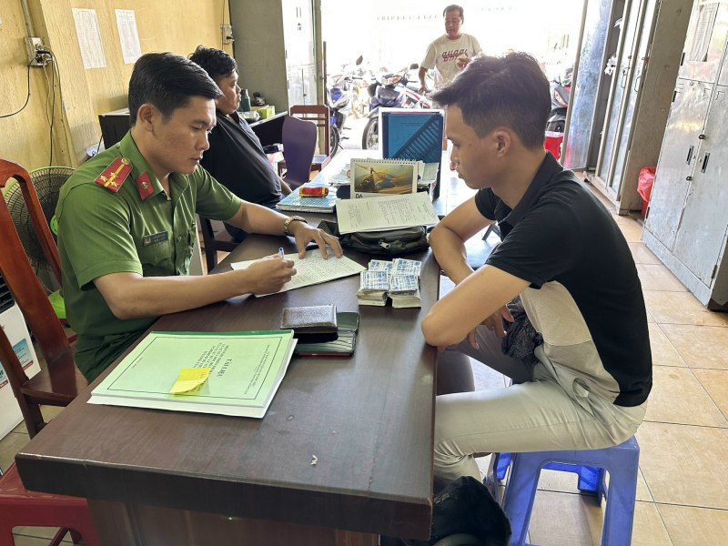 TP Hồ Chí Minh đồng loạt bóc gỡ quảng cáo rao vặt “đu bám” trên đường phố -0