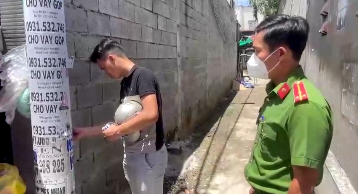 TP Hồ Chí Minh đồng loạt bóc gỡ quảng cáo rao vặt “đu bám” trên đường phố -0