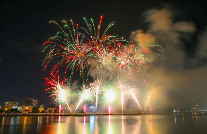 Bùng nổ trong vũ điệu sắc màu tình yêu trong đêm thi thứ hai Lễ hội Pháo hoa Quốc tế Đà Nẵng – DIFF 2023 -0