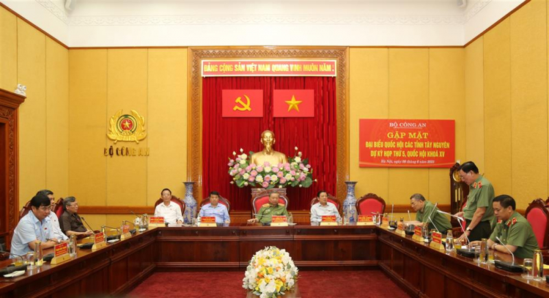 Minister To Lam hosts meeting with NA deputies of the Central Highland provinces -0