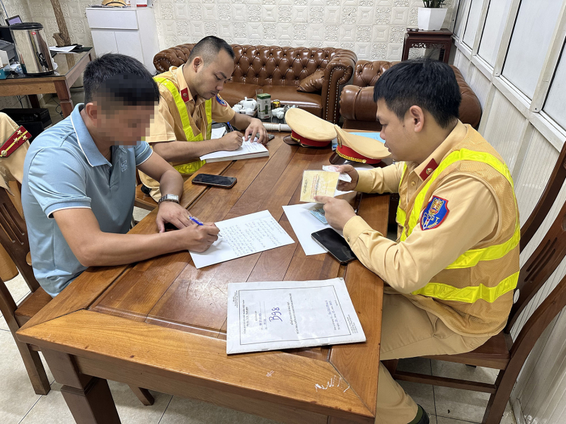 Mua đăng kiểm, đăng ký giả để chở khách đi hàng trăm cây số -0