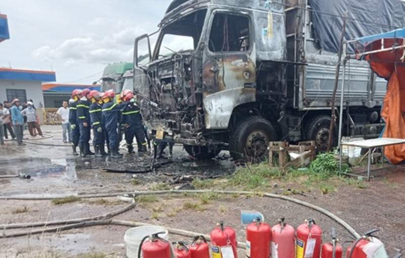 Hoảng loạn khi xe tải bốc cháy dữ dội ngay gần cửa hàng xăng dầu -0