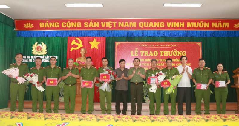 Khen thưởng lực lượng phá nhanh vụ án giết người, cho xác vào bao dứa vứt trên vỉa hè ở Hải Phòng -0