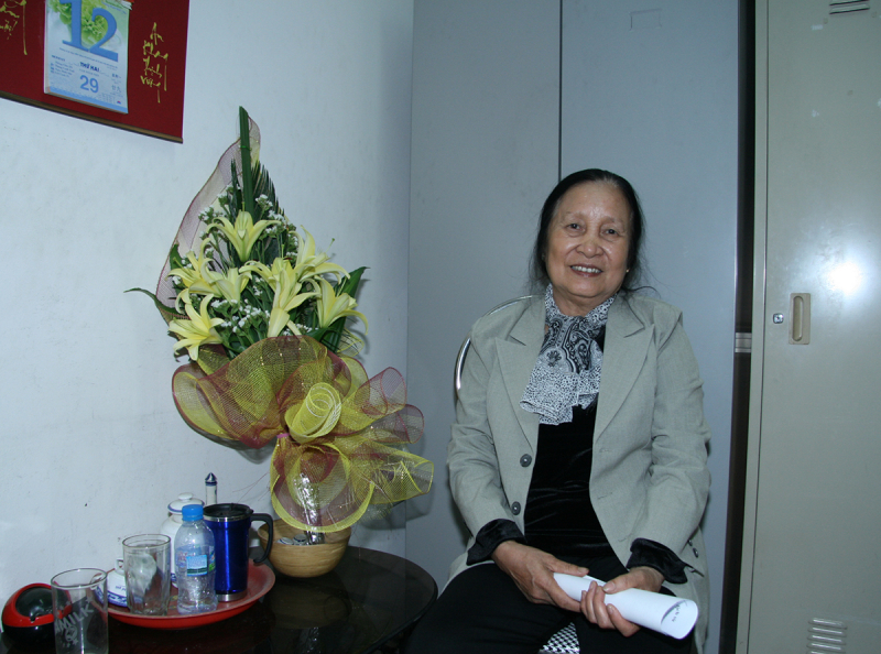 Bức vẽ lịch sử của Bác Hồ trên chiếc bình sứ Hải Dương -0