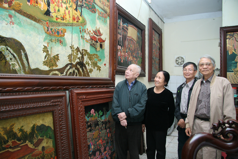 Bức vẽ lịch sử của Bác Hồ trên chiếc bình sứ Hải Dương -0