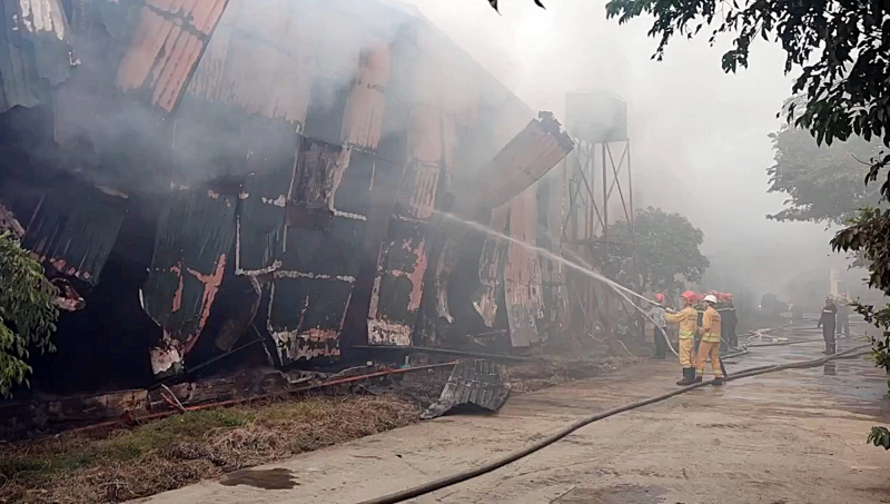 Nổ tủ điều khiển điện gây cháy xưởng chứa viên nén gỗ ở Quảng Nam -0