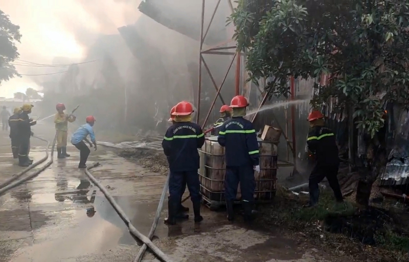 Nổ tủ điều khiển điện gây cháy xưởng chứa viên nén gỗ ở Quảng Nam -0