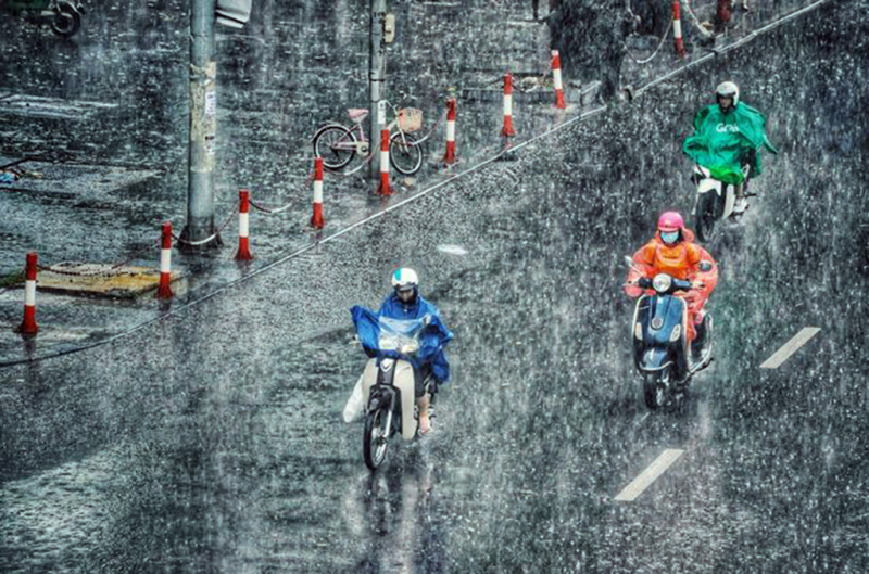 Chiều tối miền Bắc mưa to, Trung bộ nắng rát -0