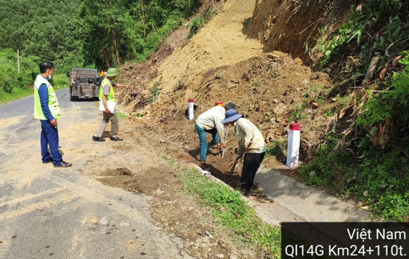 Liều như người dân xã tự phá hộ lan, taluy “mở đường” ra quốc lộ -1