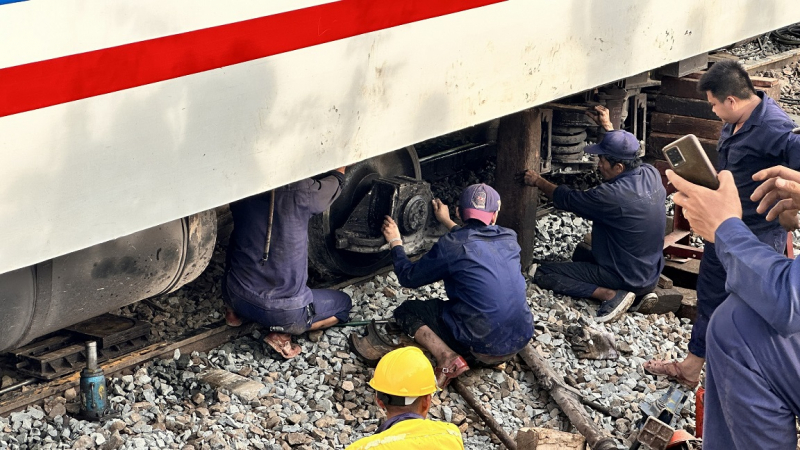 Tàu SE2 trật bánh, giao thông đường sắt Bắc – Nam bị gián đoạn -0