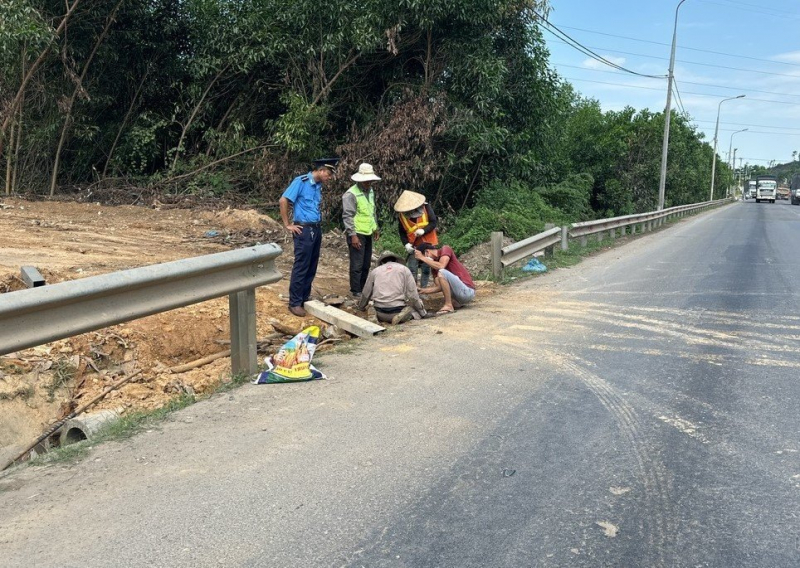 Liều như người dân xã tự phá hộ lan, taluy “mở đường” ra quốc lộ -0