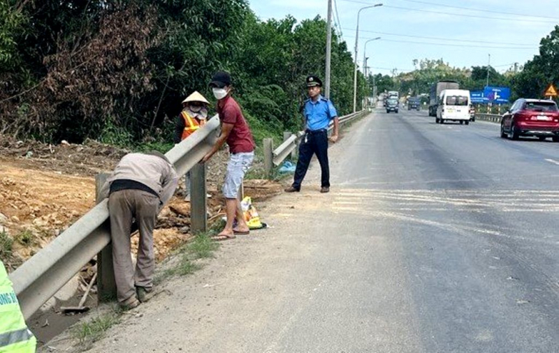 Liều như người dân xã tự phá hộ lan, taluy “mở đường” ra quốc lộ -1