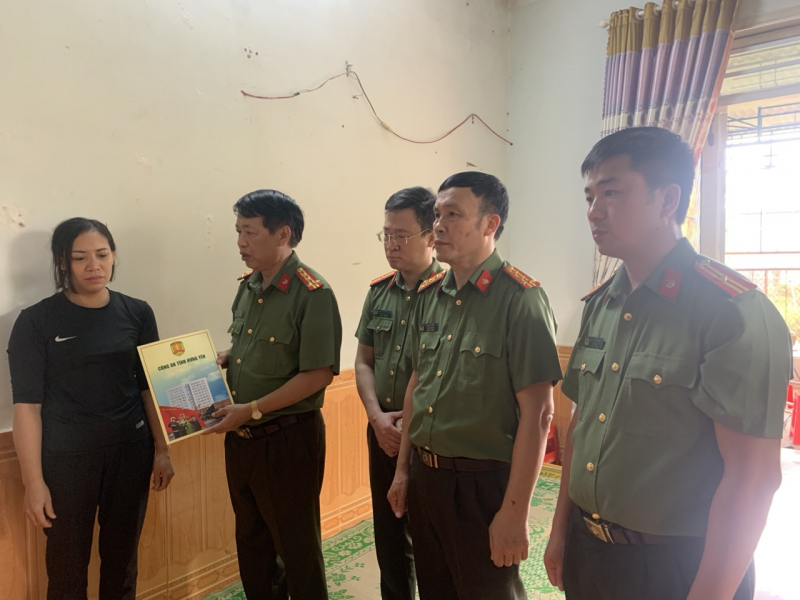 Công an tỉnh Hưng Yên thăm hỏi, động viên thân nhân các liệt sỹ hy sinh và cán bộ chiến sỹ Công an bị thương tại tỉnh Đắk Lắk -1