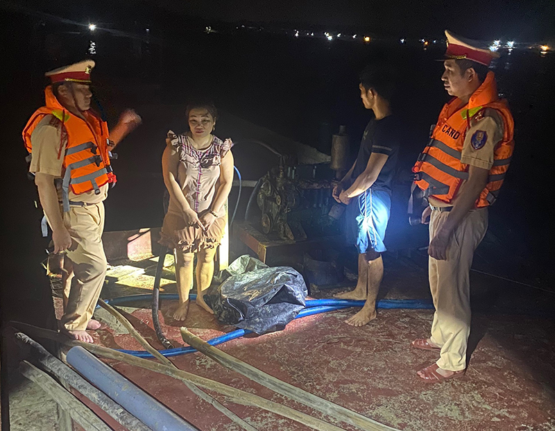 Liên tiếp phát hiện, xử lý khai thác cát lòng sông trái phép -0