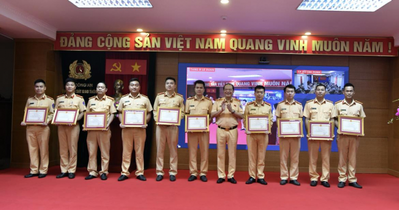 CSGT  hỗ trợ đăng kiểm được 158.293 lượt phương tiện -0