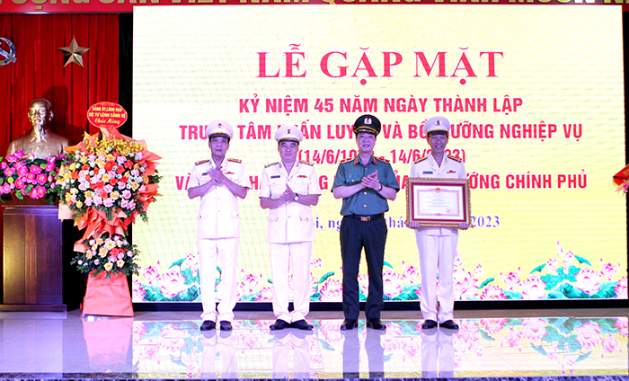 Tiếp tục phát huy truyền thống vẻ vang của lực lượng Cảnh vệ anh hùng -0