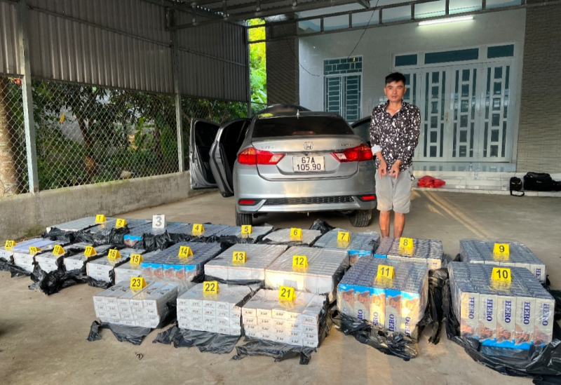 Hai đối tượng lái ôtô vận chuyển 10.200 bao thuốc lá nhập lậu -0
