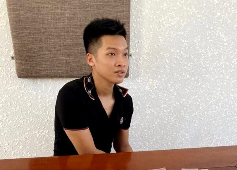 Thủ súng phòng thân để mua bán ma túy -0