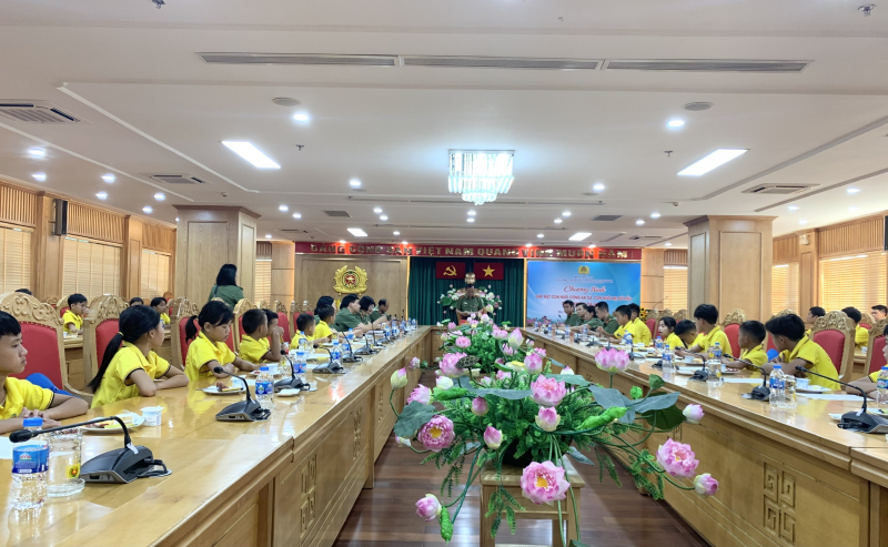 Gặp mặt con nuôi Công an xã, con nuôi mẹ đỡ đầu Công an tỉnh Hà Giang -0