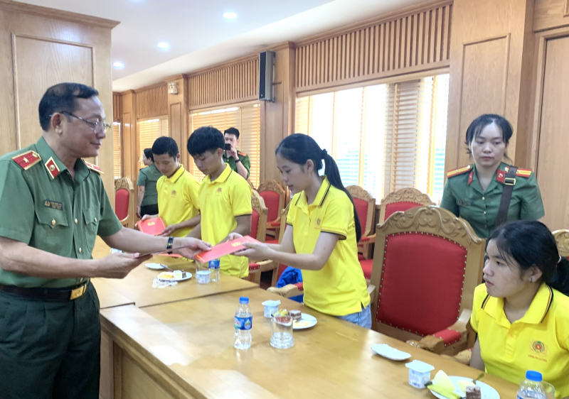 Gặp mặt con nuôi Công an xã, con nuôi mẹ đỡ đầu Công an tỉnh Hà Giang -0