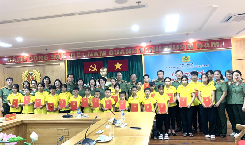 Gặp mặt con nuôi Công an xã, con nuôi mẹ đỡ đầu Công an tỉnh Hà Giang -0