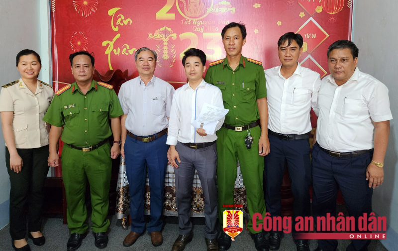 Bàn giao chiếc đồng hồ Patek Philippe bị rơi tại Sân bay Phú Quốc cho người mất -0