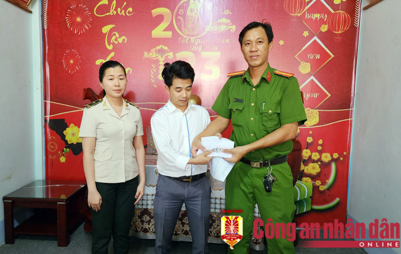 Bàn giao chiếc đồng hồ Patek Philippe bị rơi tại Sân bay Phú Quốc cho người mất -0