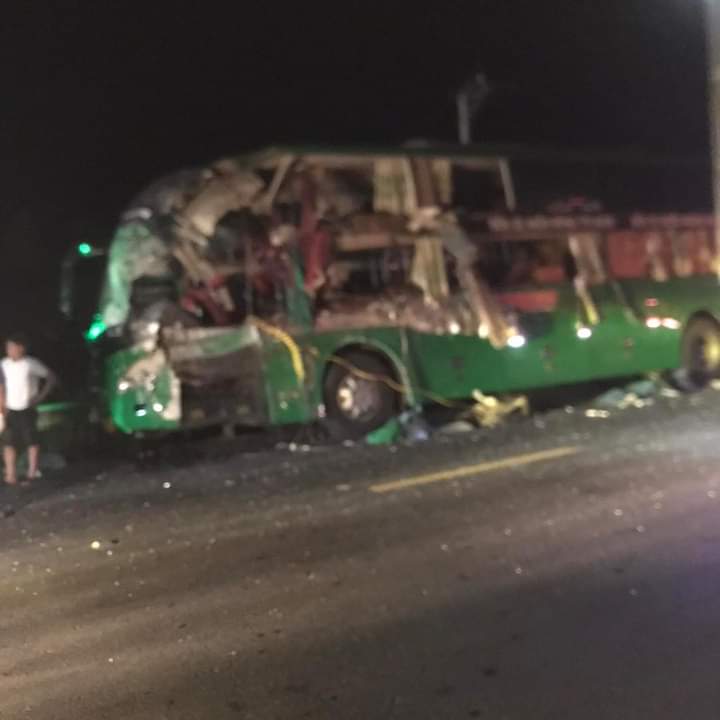 Hai xe khách tông nhau, hai người tử vong, 10 người bị thương -0