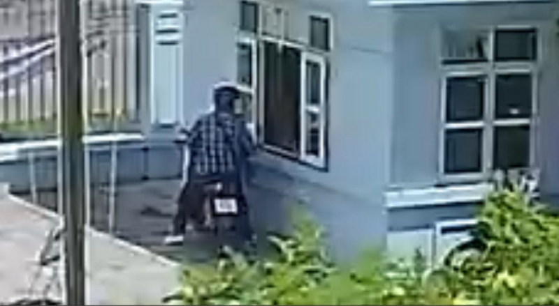 Shipper giao hàng “cục gạch” cho giám đốc, bảo vệ bị lừa tiền -0