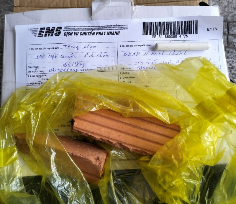 Shipper giao hàng “cục gạch” cho giám đốc, bảo vệ bị lừa tiền -0