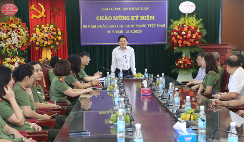 Lãnh đạo các ban, bộ, ngành thăm, chúc mừng Báo CAND nhân Ngày Báo chí Cách mạng Việt Nam -0