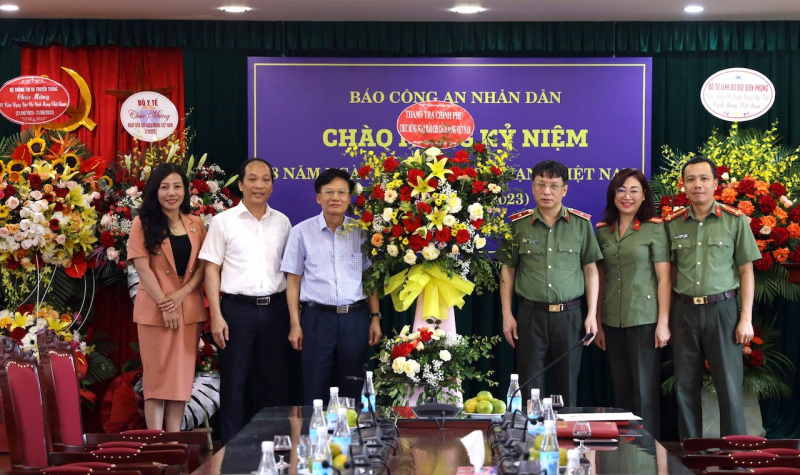 Lãnh đạo các ban, bộ, ngành thăm, chúc mừng Báo CAND nhân Ngày Báo chí Cách mạng Việt Nam -0