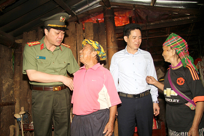 Trao quà của Bộ trưởng Tô Lâm đến gia đình cụ ông, cụ bà 100 tuổi, có hoàn cảnh đặc biệt tại Lai Châu -0