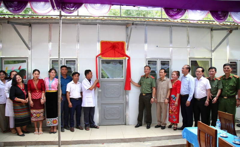 Công an tỉnh Nghệ An: Bàn giao nhà điều trị Trạm Y tế xã Mường Ải, huyện Kỳ Sơn -0