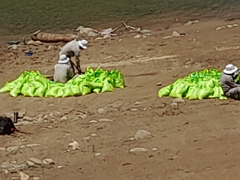 Khe suối khô cạn, phát lộ quả bom nặng 227 kg -0