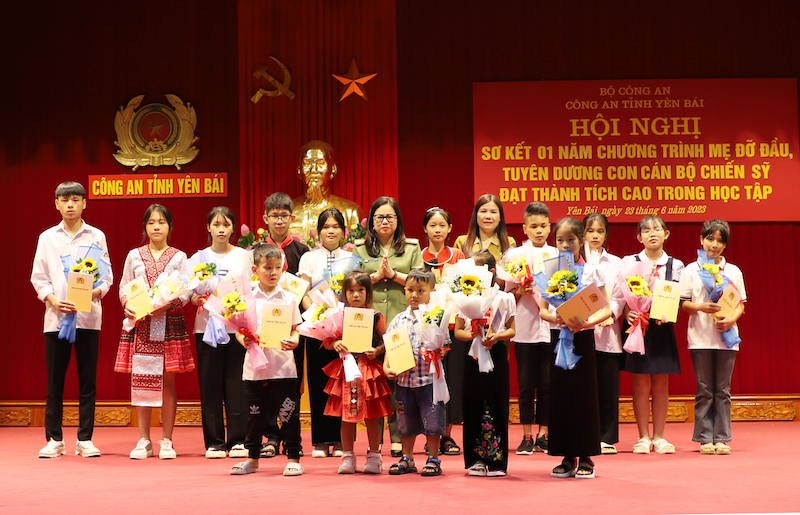 Sơ kết 1 năm chương trình mẹ đỡ đầu,  tuyên dương con CBCS đạt thành tích cao trong học tập -1