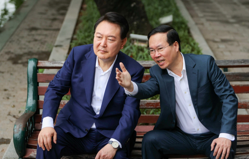 Chủ tịch nước Võ Văn Thưởng và Tổng thống Hàn Quốc Yoon Suk Yeol dạo bộ hồ  Hoàn Kiếm - Báo Công an Nhân dân điện tử