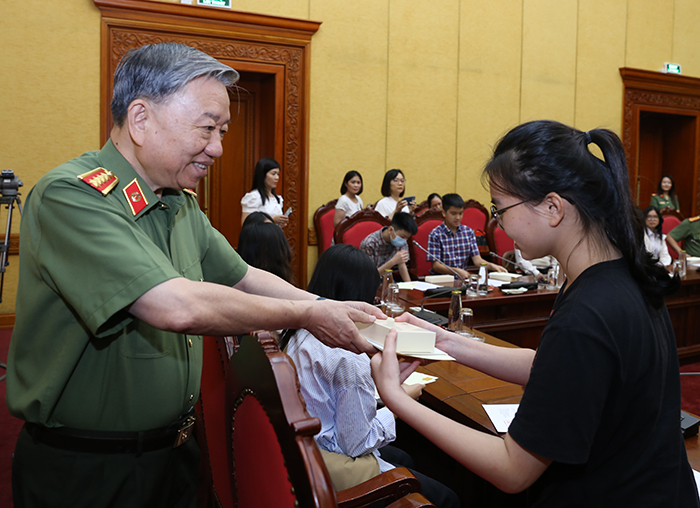 Luôn dành tình cảm tốt đẹp nhất cho con em, gia đình thương binh, liệt sĩ -0