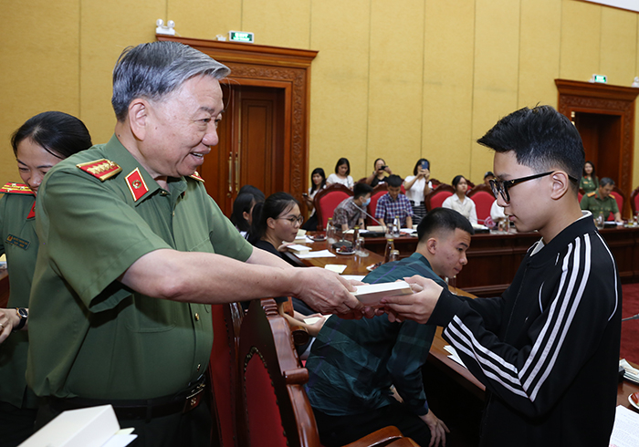 Luôn dành tình cảm tốt đẹp nhất cho con em, gia đình thương binh, liệt sĩ -1