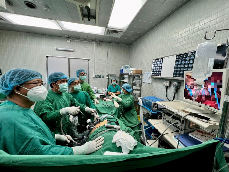 Lần đầu tiên phẫu thuật nội soi cho bệnh nhân ung thư thận có chồi bướu trong tĩnh mạch chủ  -0