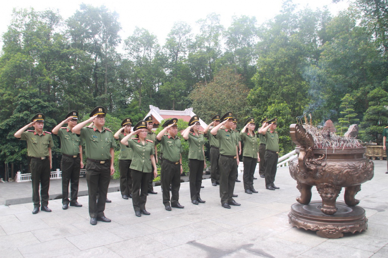 Cụm thi đua số 1, Bộ Công an trao tặng 120 xuất quà tặng người dân có hoàn cảnh khó khăn -0