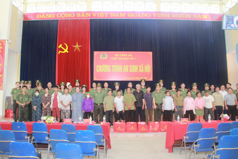 Cụm thi đua số 1, Bộ Công an trao tặng 120 xuất quà tặng người dân có hoàn cảnh khó khăn -0