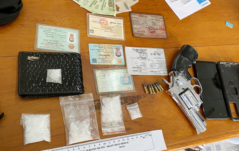 Khởi tố 2 đối tượng tàng trữ, sử dụng và mua bán trái phép vũ khí quân dụng -0