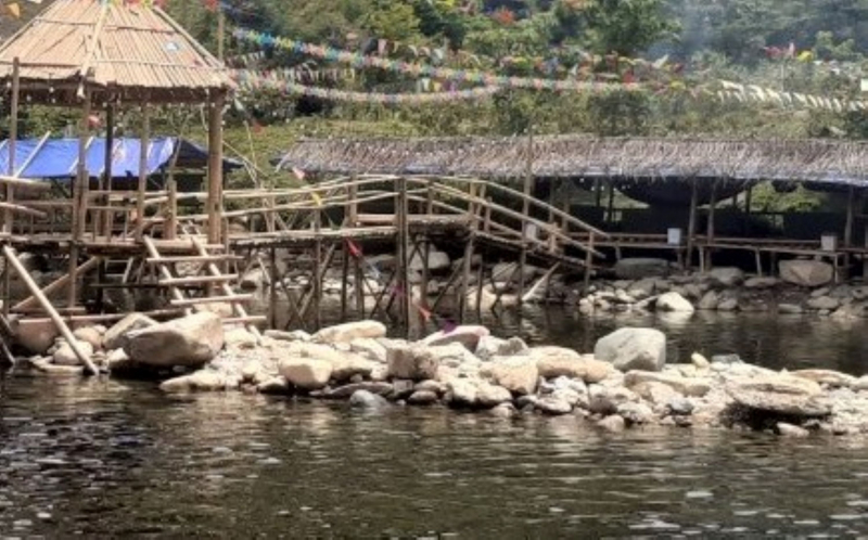 Bị xử phạt vẫn ngang nhiên chặn suối A Lin làm điểm du lịch trái phép -0